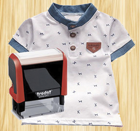 El sello textil Trodat personalizado, es el ideal para marcar las prendas de sus niños, no destiñe, pueden lavarse las prendas a 90 grados, y tiene una capacidad de marcada de 500 prendas.